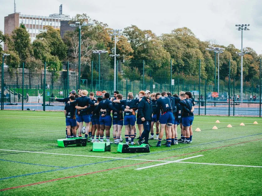 Joueurs de rugby regroupés pendant une séance d’entraînement collectif